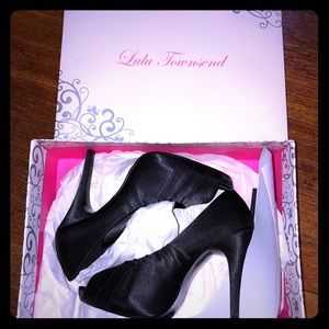 Lulu Townsend Black Satin Pumps NWOT